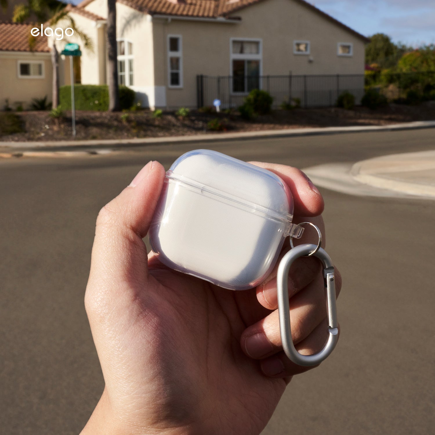 حافظة إيلاغو الشفافة لتعليق AirPods 4