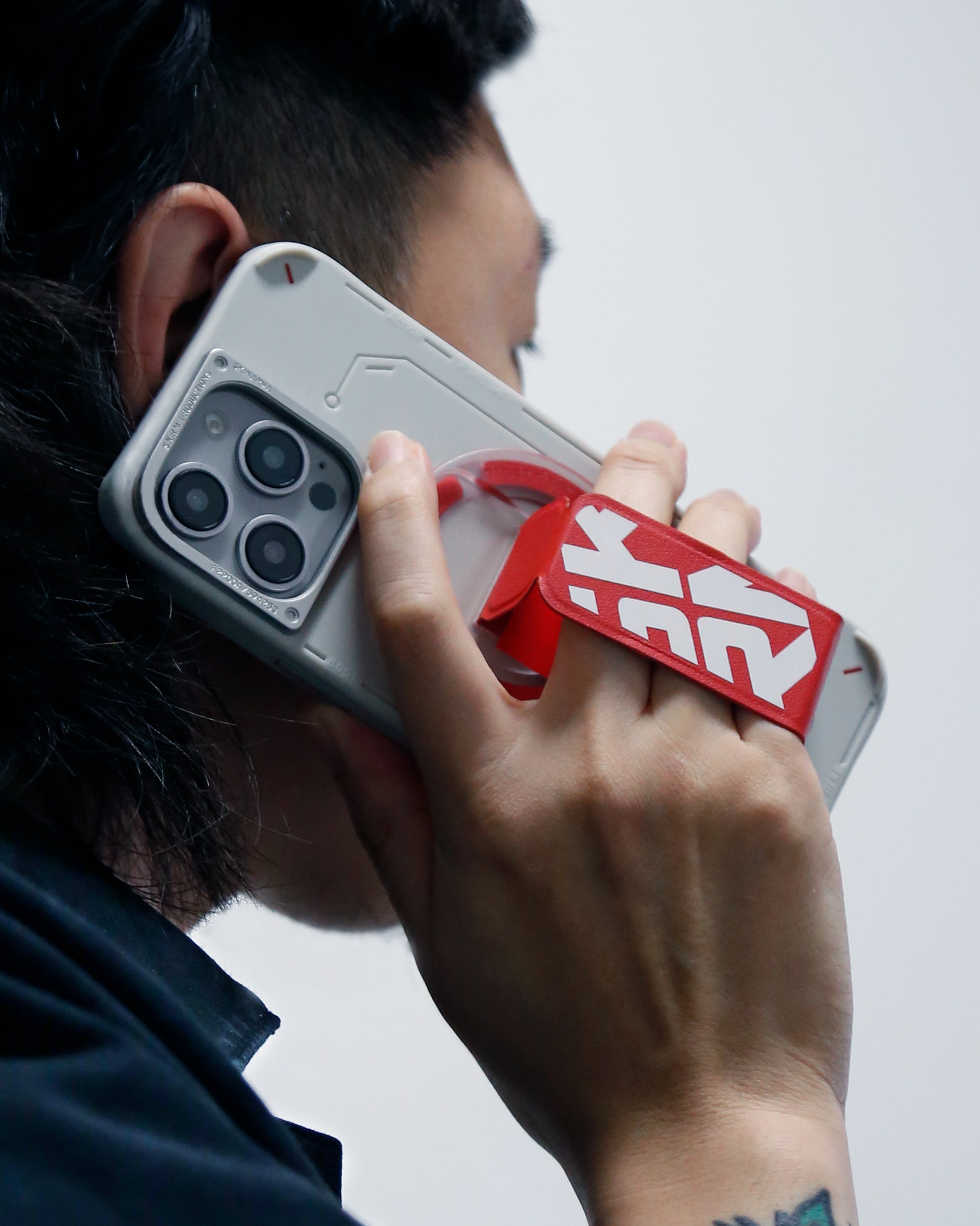 Skinarma PHAZE ARCH XE Magnetic Grip-Stand