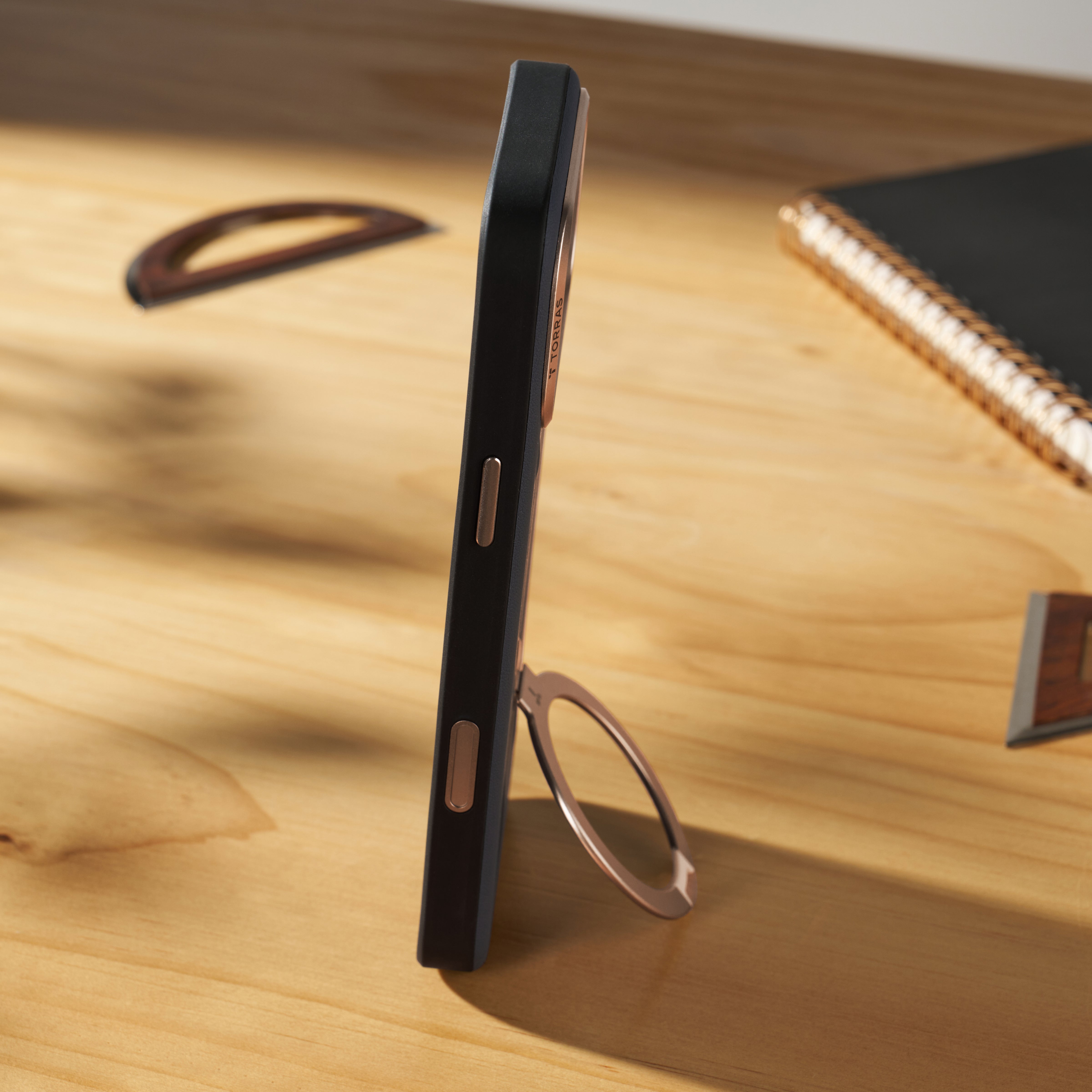 توراس أوستاند Q3 فيج سكين لجهاز آيفون 17 برو ماكس / 17 برو