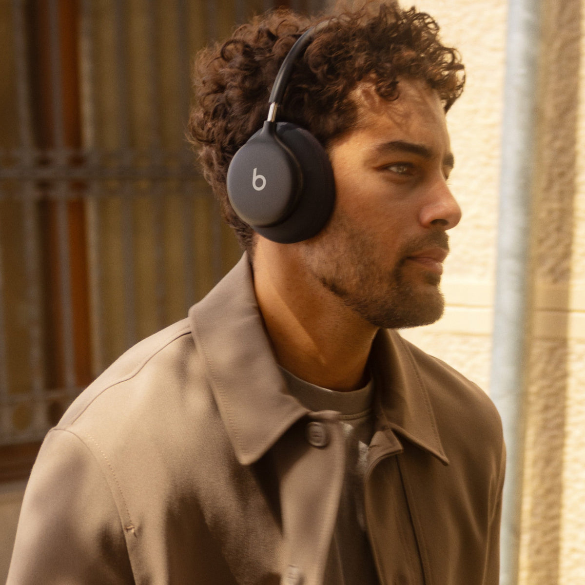 Person wearing Beats 360 headphones in Black #color_black-with-black-performance-knit-cushions
