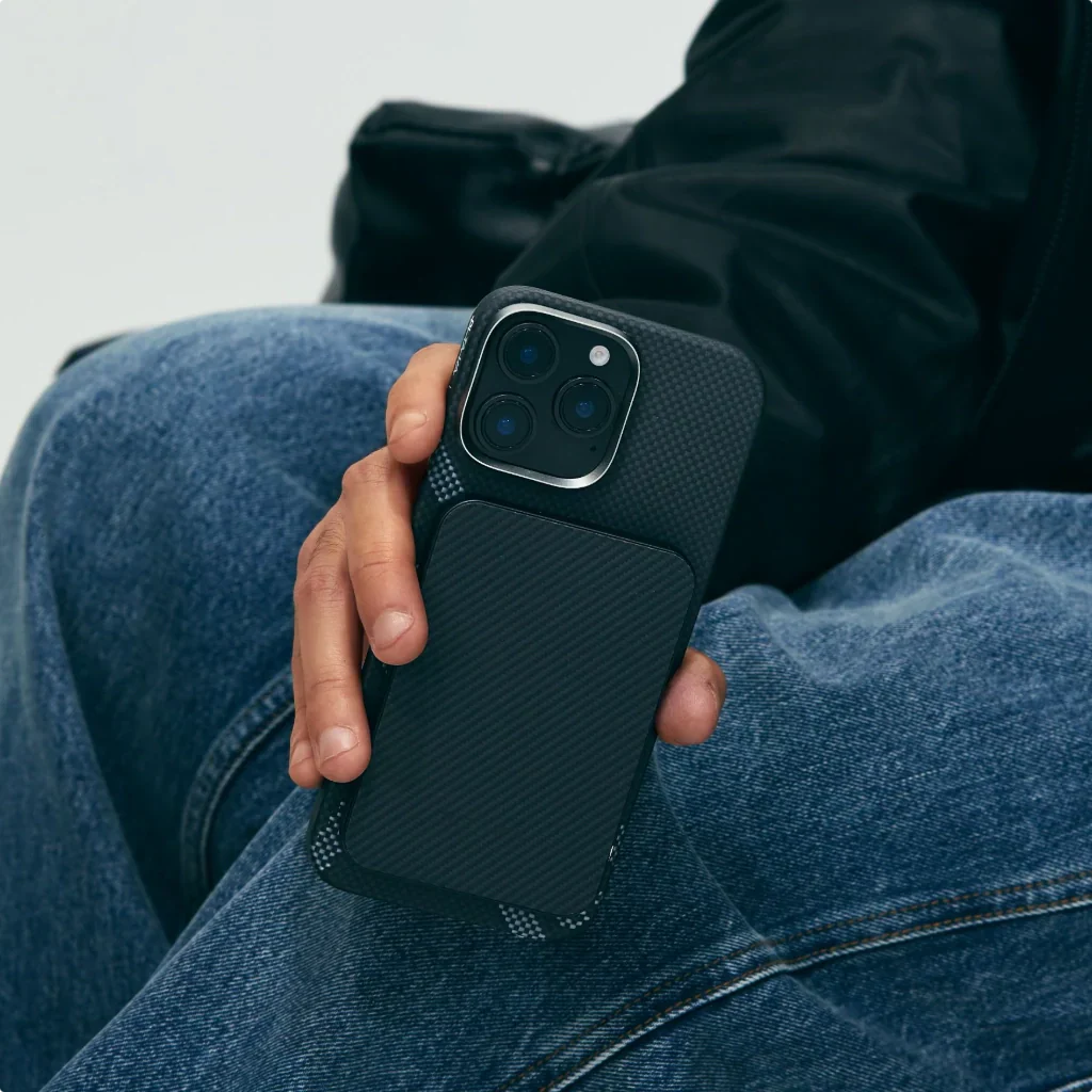 غلاف بيتاكا ريتروس المنسوج اللمسي لهاتف آيفون 16 برو